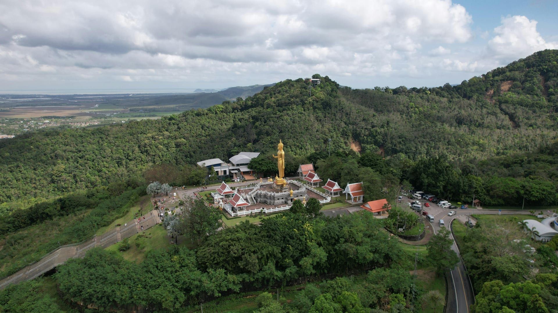 Overview of the Wat Teepangkorn summit complex