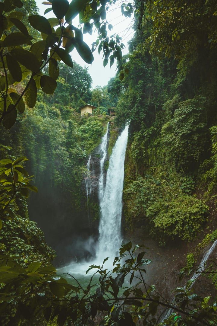 Close-up of the cascading water at Tan Rua