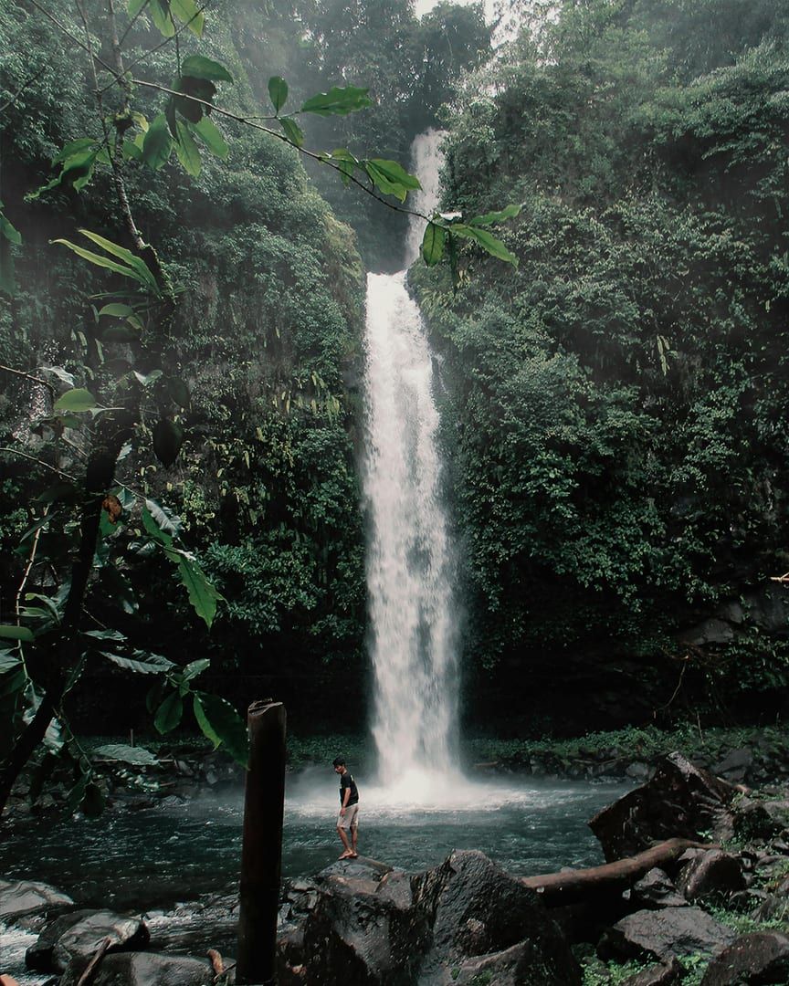 Water flowing over dark granite boulders in the Lipa Noi mountains